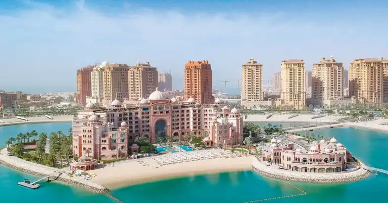 Complejo hotelero con playa, piscina y torres en agua turquesa