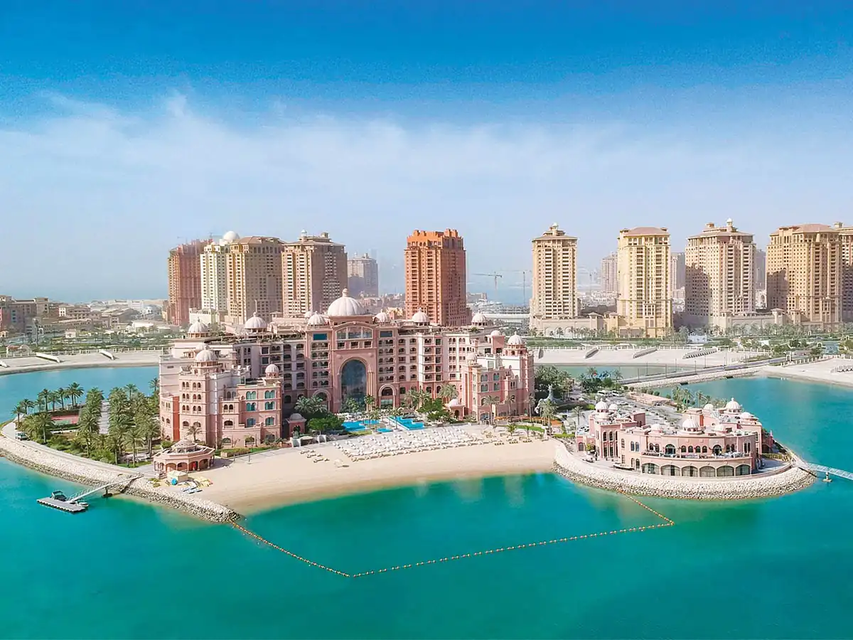 Complejo hotelero con playa, piscina y torres en agua turquesa