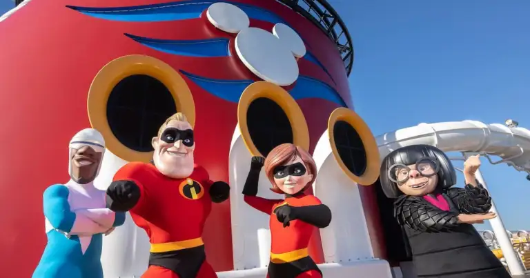 Personajes de película animada frente a crucero Disney