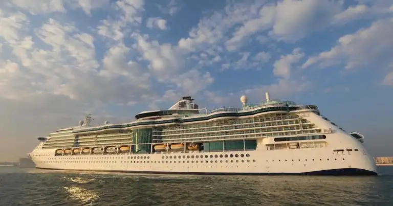 Crucero blanco navegando en aguas tranquilas