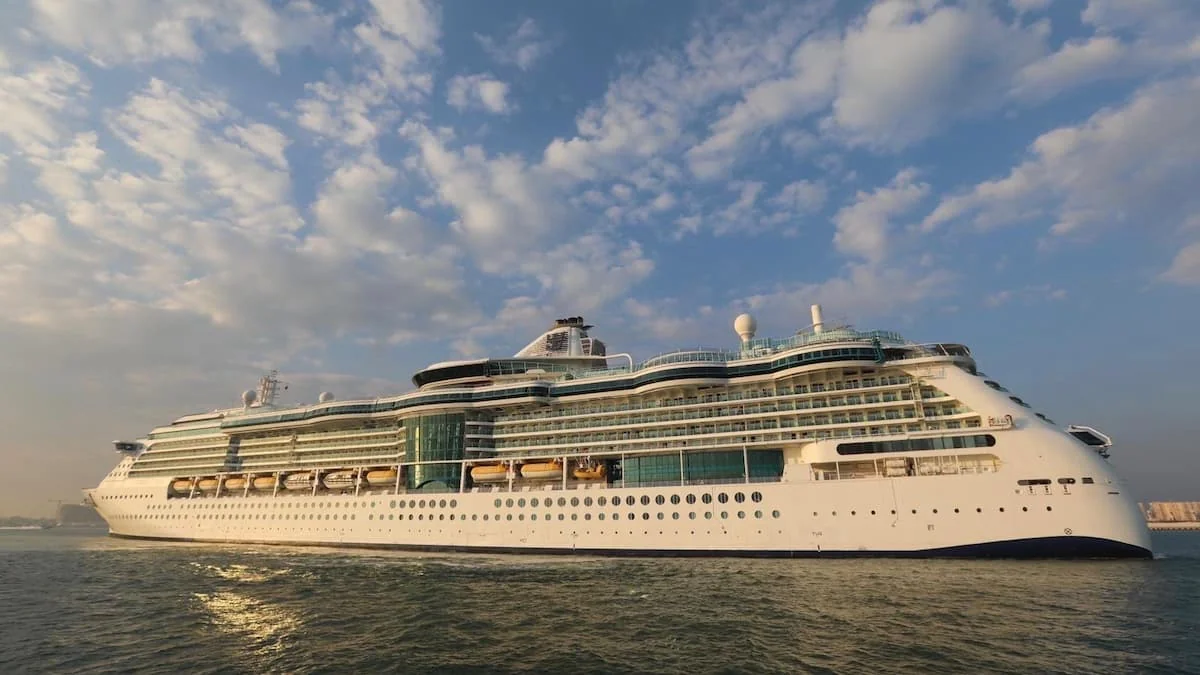 Crucero blanco navegando en aguas tranquilas