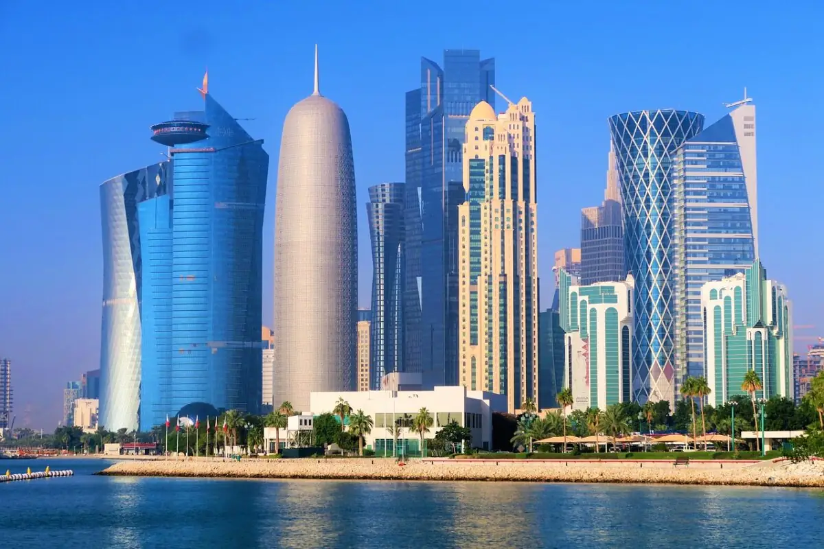 Skyline de rascacielos modernos junto a agua turquesa