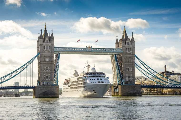 Crucero Silversea transitando bajo el Tower Bridge en Londres