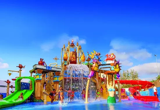 Parque temático con atracciones acuáticas de colores brillantes