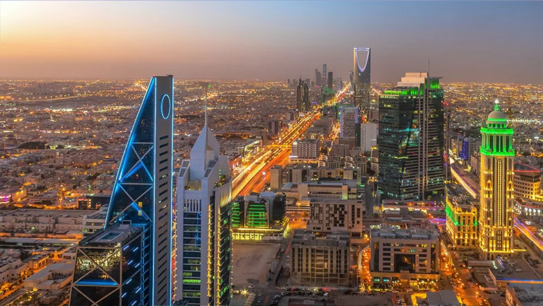 Riyadh, la capital saudita, destaca por su mezcla de rascacielos modernos y tradiciones históricas, ofreciendo una…