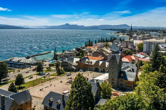 Vista aérea del Centro Cívico de Bariloche junto al lago Nahuel Huapi en la Patagonia argentina.