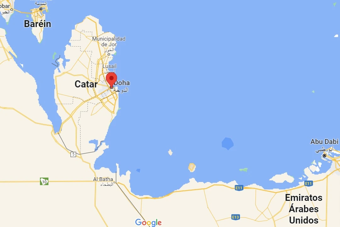 Mapa de Qatar con marca roja indicando la ubicación de Doha