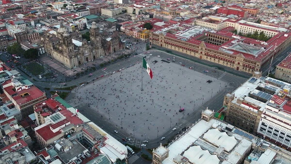Plaza pública de gran tamaño rodeada de edificios coloniales con catedral