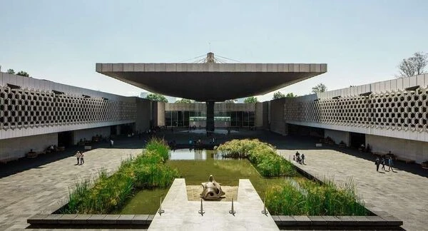 Museo de arquitectura moderna con diseño geométrico y espacios amplios