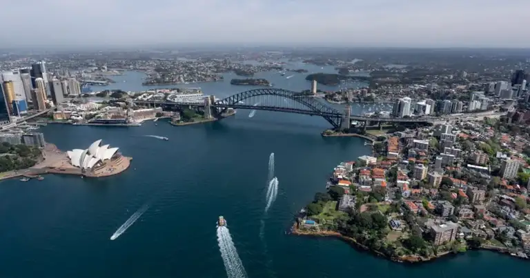 Vista aérea de Sídney con la Ópera y el Puente del Puerto, dos de los íconos más reconocidos de Australia.
