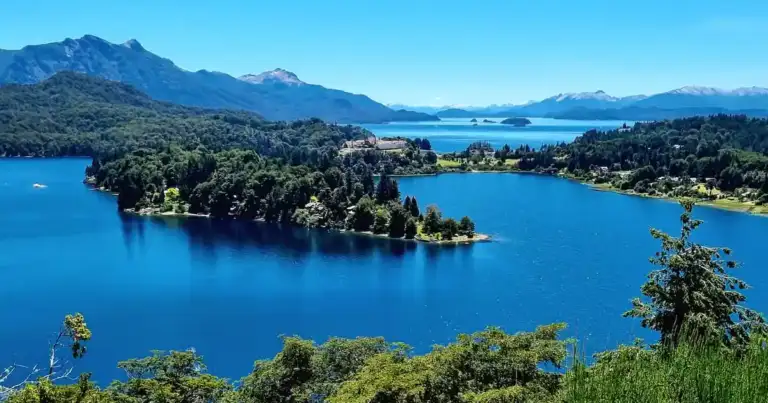 La geografía única de Villa La Angostura, con penínsulas, bahías y aguas turquesa.