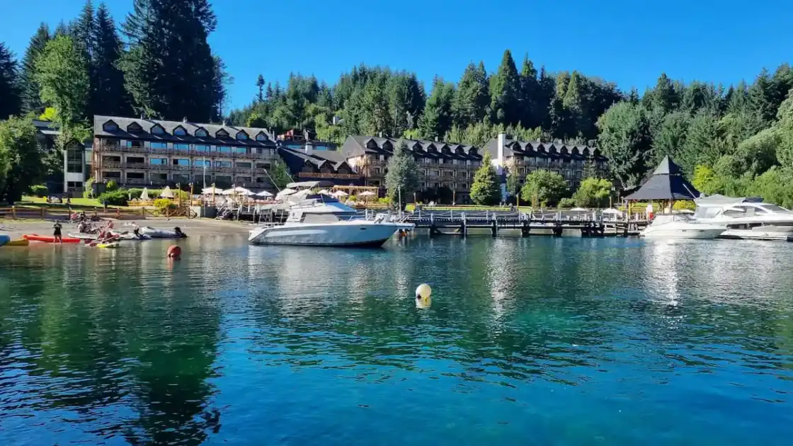 Paisajes de Villa La Angostura en verano, con lagos cristalinos, montañas y bosques verdes en la Patagonia argentina