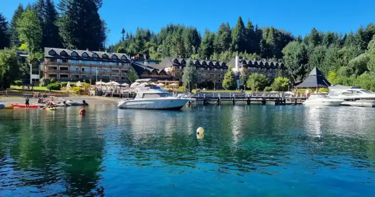 Paisajes de Villa La Angostura en verano, con lagos cristalinos, montañas y bosques verdes en la Patagonia argentina