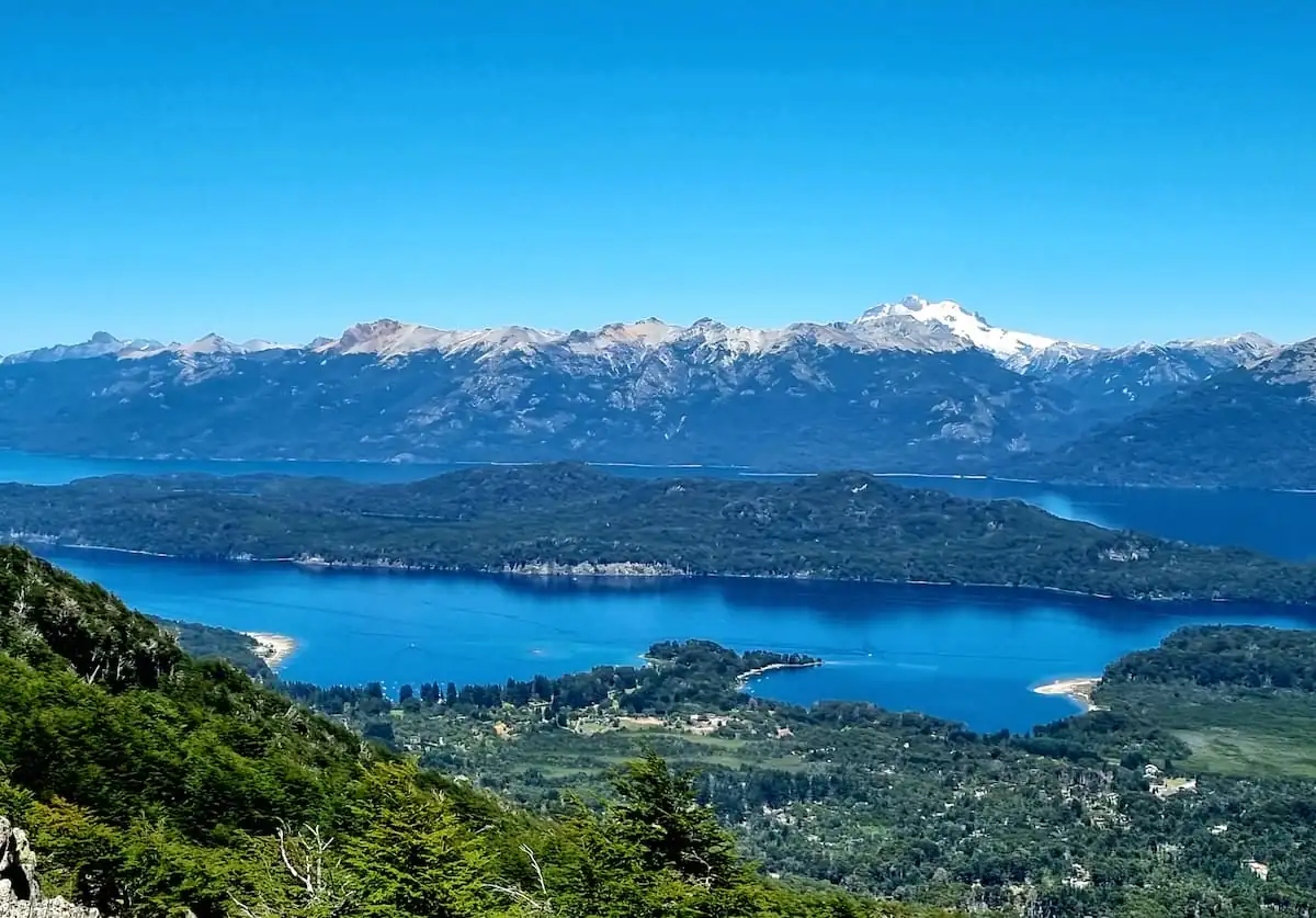 Vista panorámica de los lagos y montañas de Villa La Angostura en verano