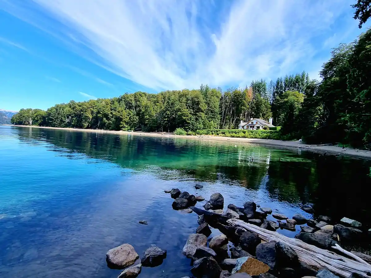 Penínsulas y lagos de Villa La Angostura bajo el sol del verano