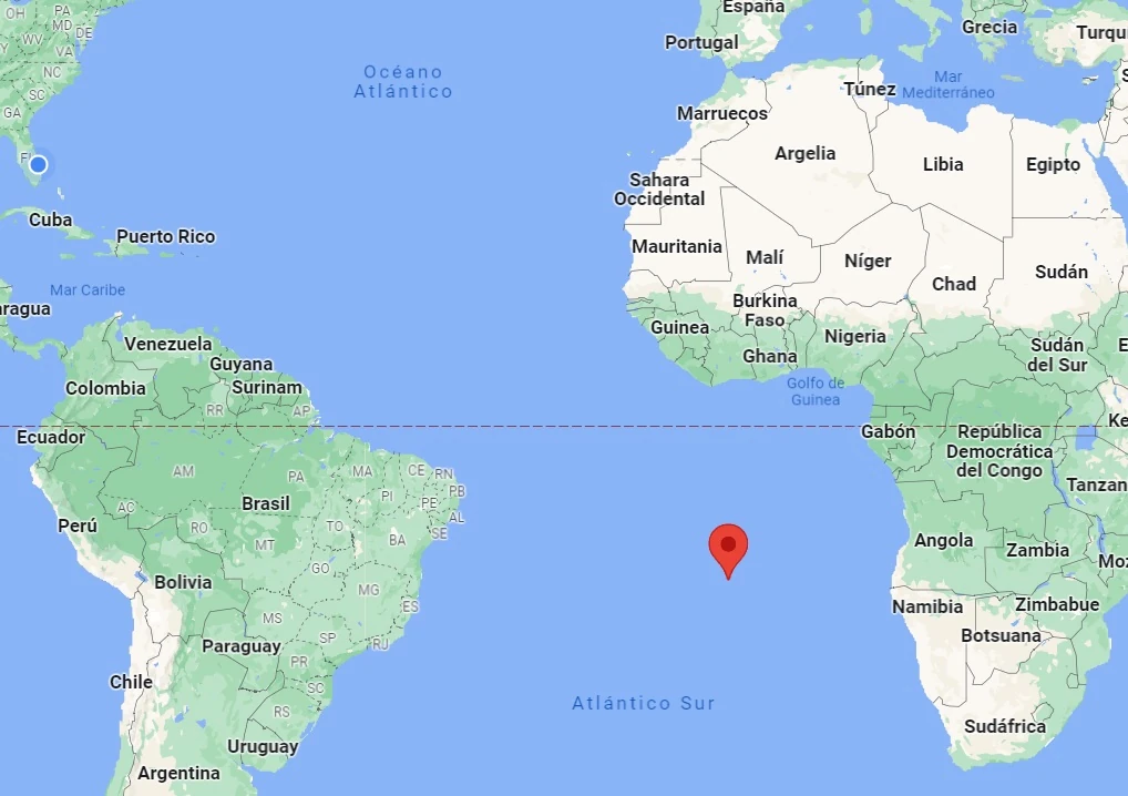 Mapa del mundo con ubicación marcada de isla en océano atlántico