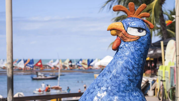 Escultura de gallina en Porto de Galinhas