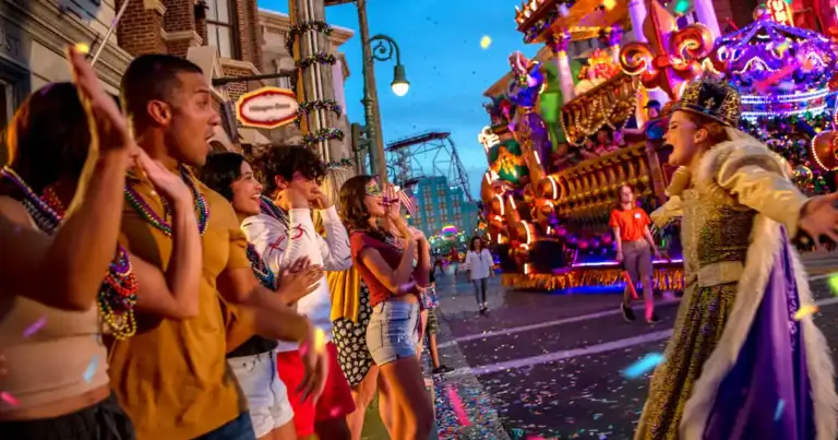 Desfile de carnaval con estructuras decorativas enormes y celebrantes coloridos