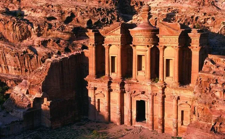Monasterio de Petra grabado en montaña roja con columnas características en arquitectura antigua