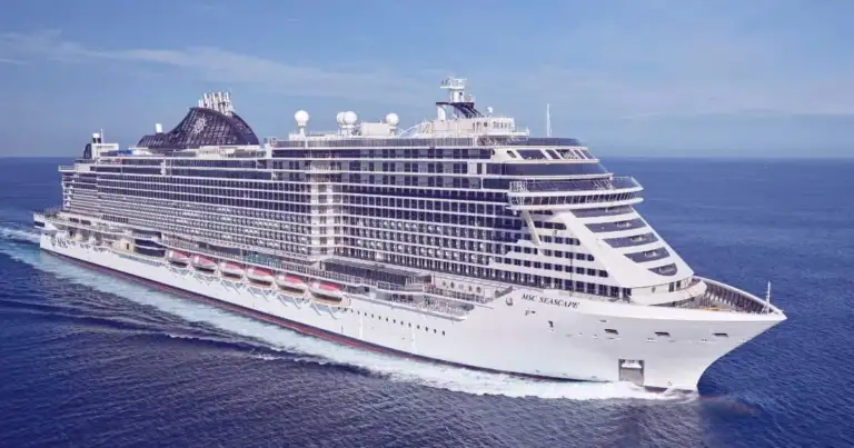 Crucero de múltiples pisos navegando en el océano azul