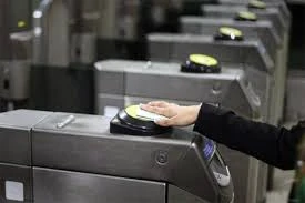 Tarjeta de pago contactless usándose en lector de pase en transporte