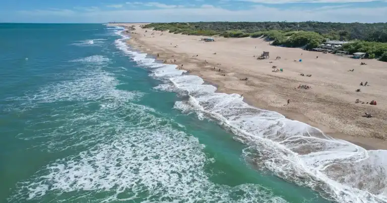 Basta cruzar un médano para estar pisando la arena de las playas extensas y bellas de Cariló