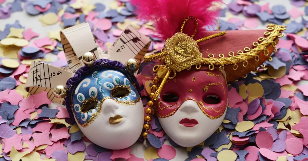 Máscaras decoradas de carnaval veneciano sobre confeti colorido