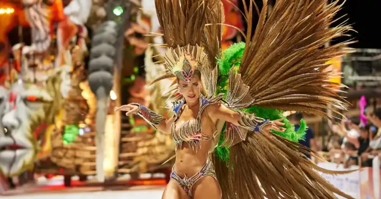 Bailarina de samba con traje de plumas en desfile del carnaval de Argentina
