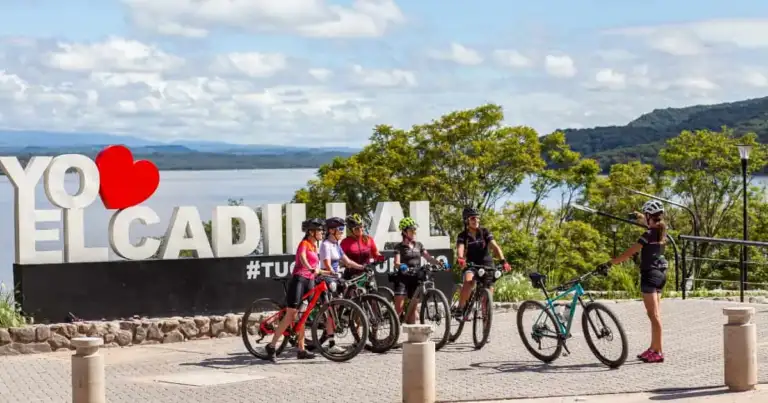 Grupo con bicicletas junto a letrero 'Amo El Cadillal'