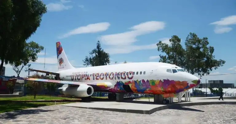 avion en biblioteca mexico