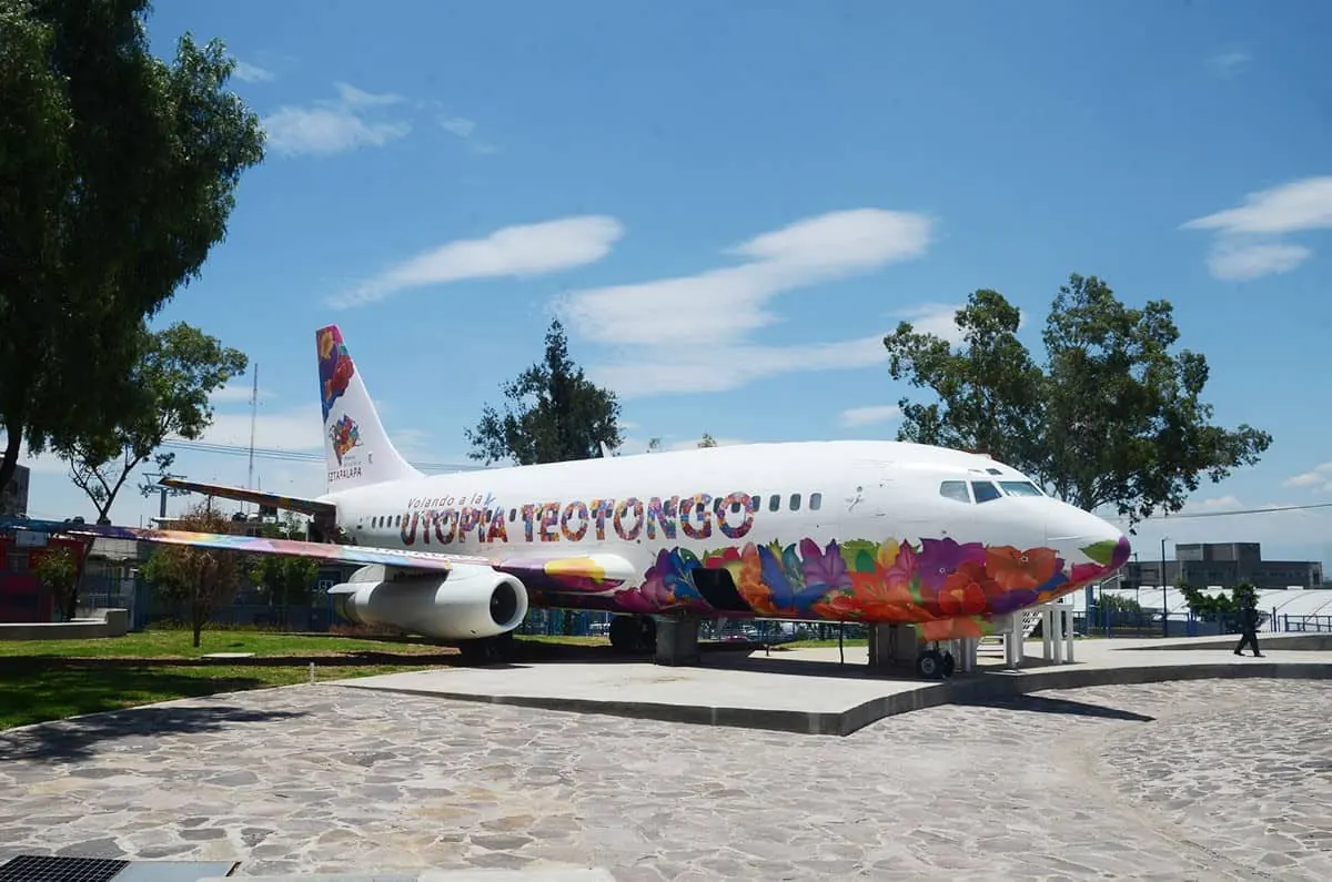 avion en biblioteca mexico