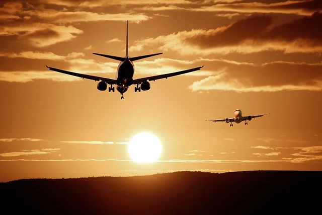 Dos aviones en vuelo contra un atardecer dorado