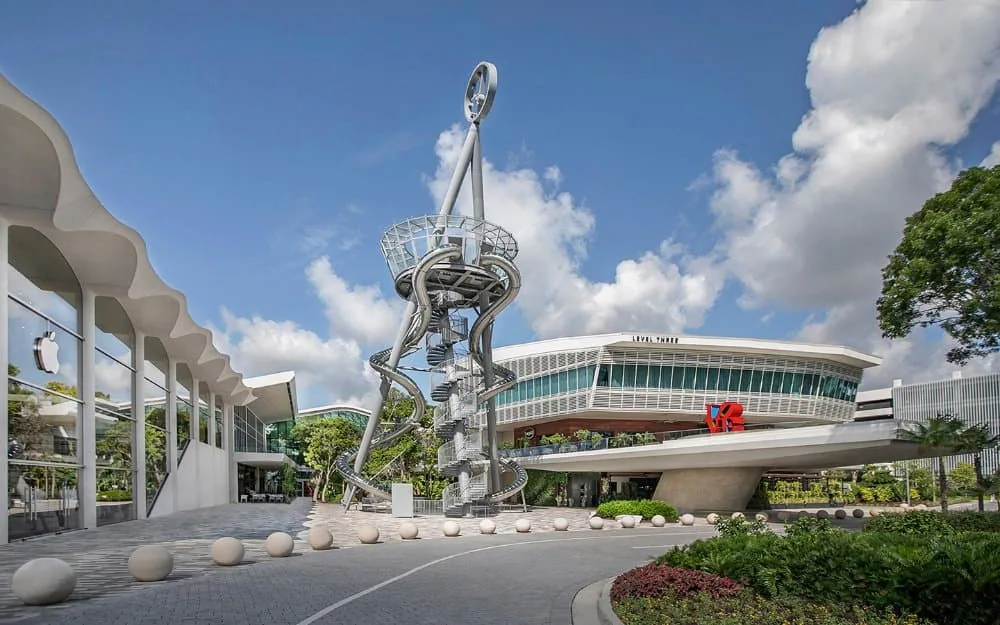 Centro comercial moderno con instalación de escultura arquitectónica