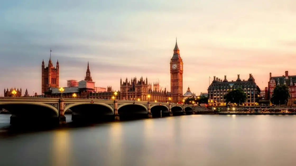 puente de westminster, el agua del tamesis brilla y elbig ben atras