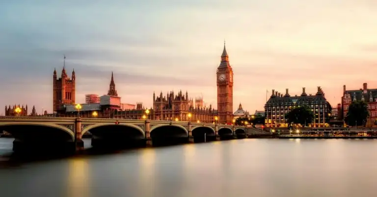 puente de westminster, el agua del tamesis brilla y elbig ben atras
