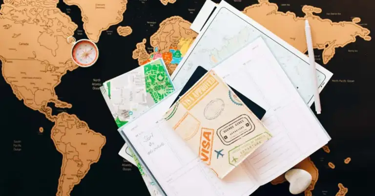 Documentos de viaje y mapas sobre escritorio de planificación