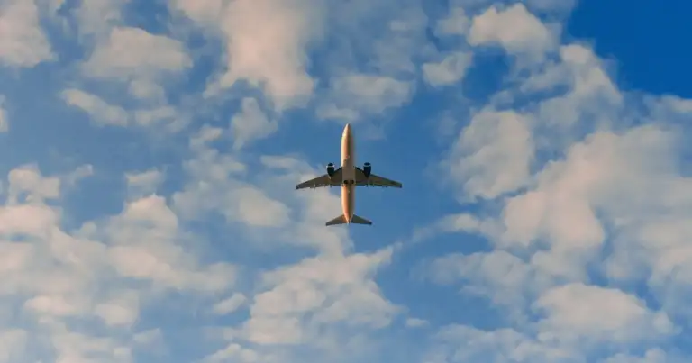 Por qué los aviones llevan chalecos salvavidas en vez de paracaídas