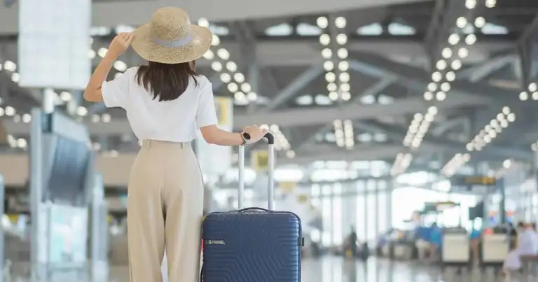 Cómo vestirse para viajar en avión según los expertos