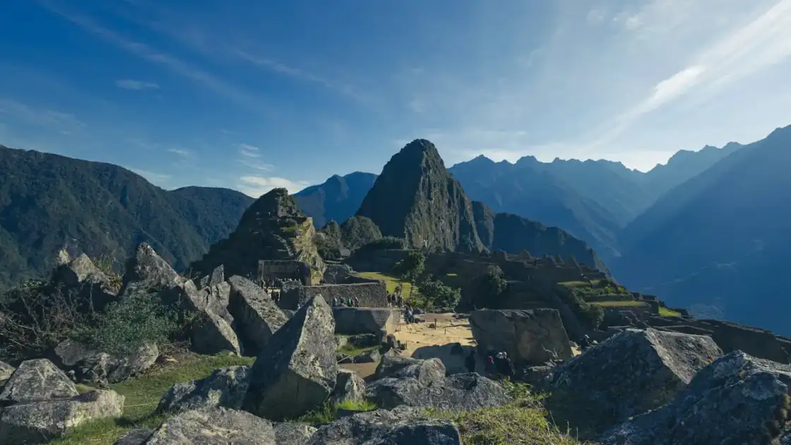 Vista general de Machu Picchu con montañas de fondo en Perú, uno de los destinos más visitados en 2026