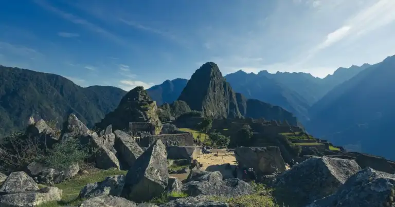 Vista general de Machu Picchu con montañas de fondo en Perú, uno de los destinos más visitados en 2026