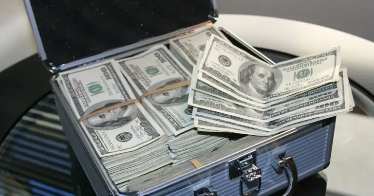 Cuánto dinero se puede llevar en el avión al viajar a Estados Unidos