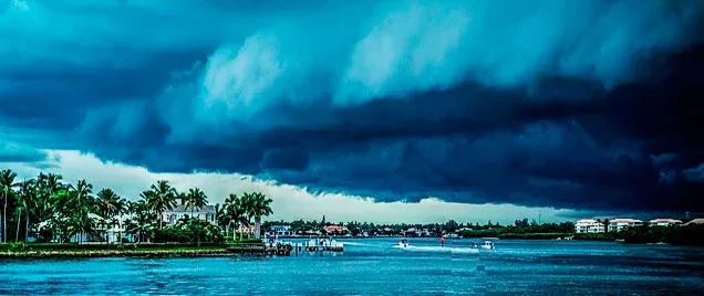 Playas caribeñas con palmeras y tormenta ominosa en el cielo