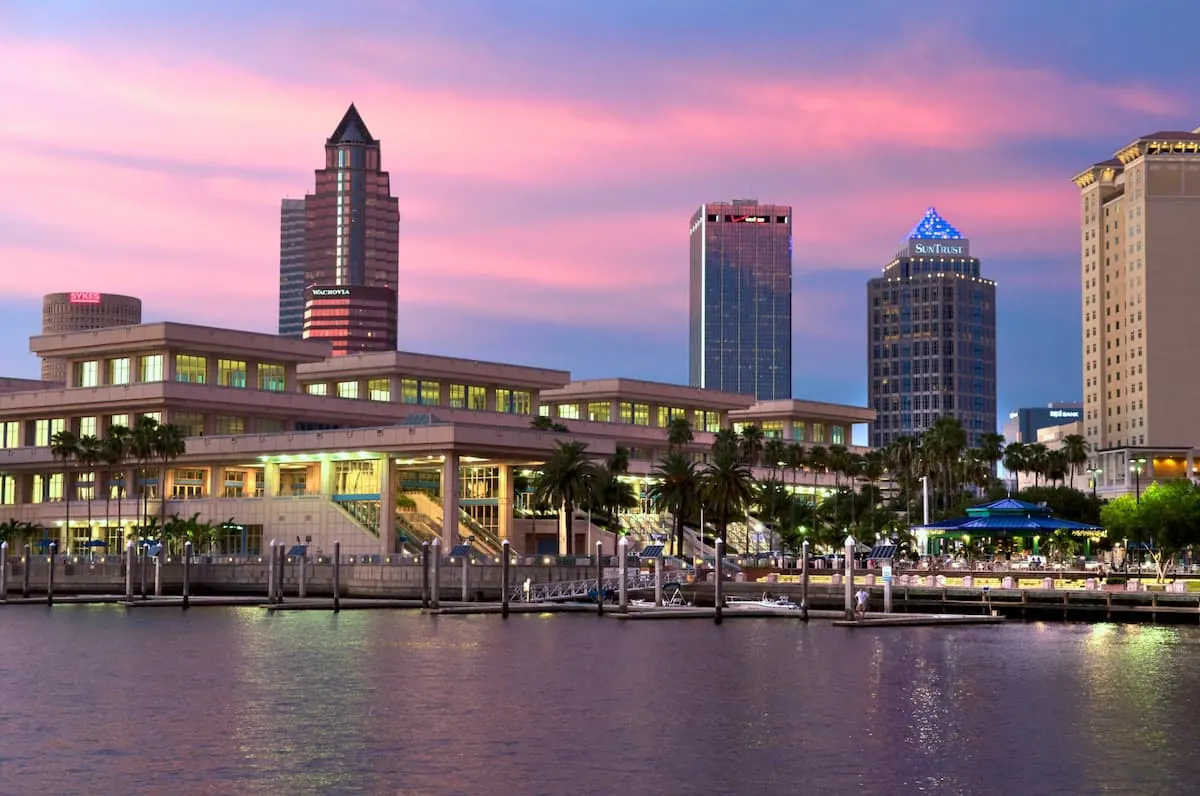 Skyline de Tampa iluminado al atardecer junto al agua