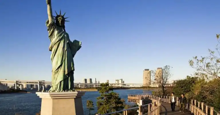 La curiosa historia de la Estatua de la Libertad en Tokio