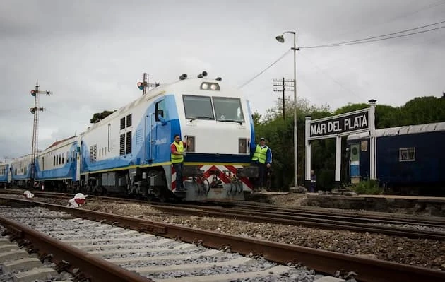 Locomotora azul y blanca en estación de trenes Mar del Plata