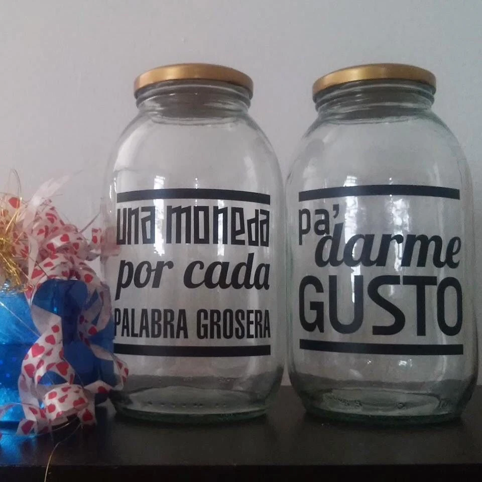 Frascos decorativos con frases humorísticas relacionadas con monedas y dinero
