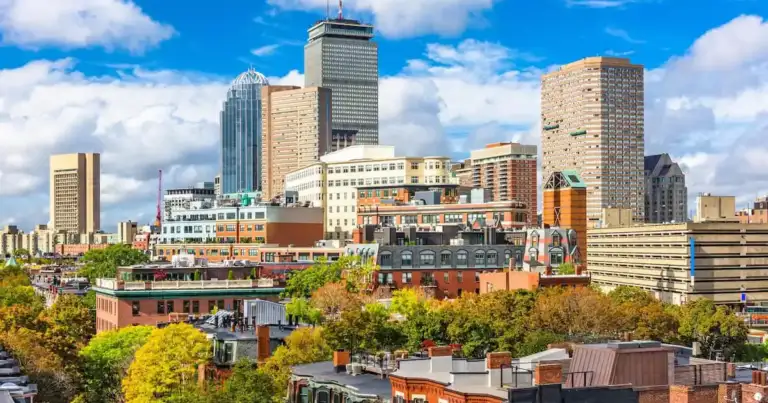 edificios de Boston y árboles rojos