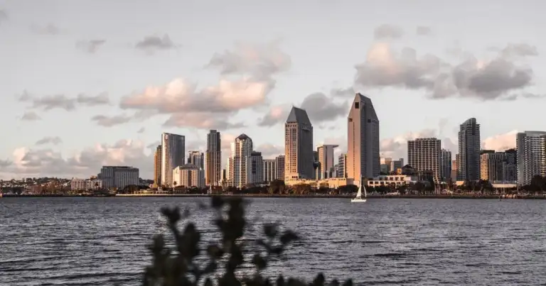 Skyline de San Diego visto desde la bahía con velero al atardecer