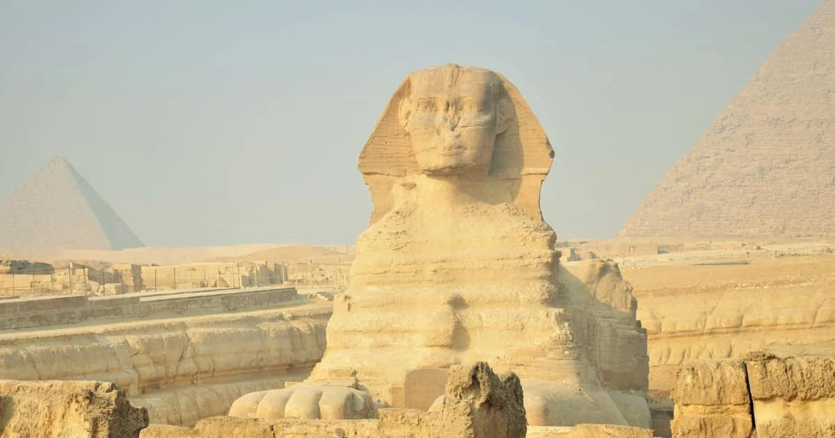 La Esfinge de frente con pirámide de Khufu visible al fondo