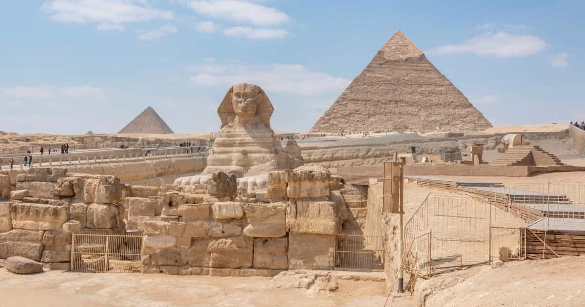 Primer plano de cara erosionada de la Gran Esfinge sin nariz